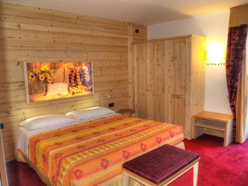 Postel nebo postele na pokoji v ubytování Hotel Ladina
