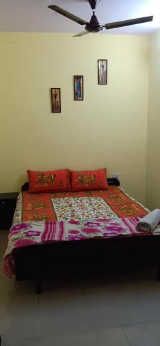 Una cama o camas en una habitación de Blue King