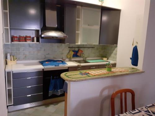 eine kleine Küche mit einer Spüle und einer Theke in der Unterkunft Torre dei Normanni in Marina di Sibari