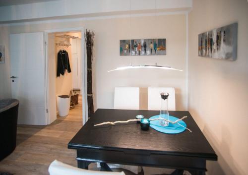 un comedor con una mesa con una copa de vino. en Ferienwohnung First Bismarck en Bad Pyrmont