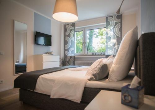 Un dormitorio con una cama grande y una ventana en Ferienwohnung First Bismarck, en Bad Pyrmont