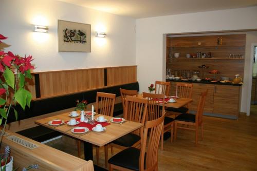 ein Esszimmer mit Holztischen und -stühlen in der Unterkunft Hotel Accolo in Feldkirchen