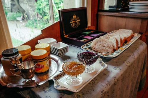 uma mesa com uma bandeja de comida e um pão em Olivers Central Otago em Clyde