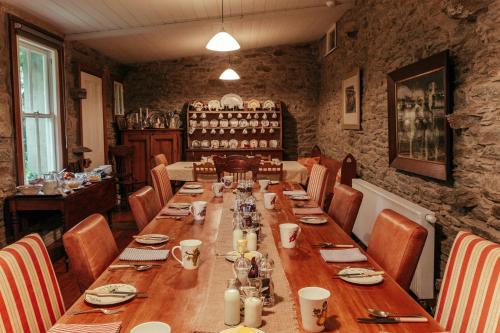uma sala de jantar com uma mesa longa e cadeiras em Olivers Central Otago em Clyde