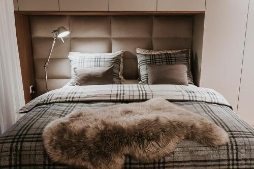 Un dormitorio con una cama con una alfombra de piel. en New Luxury Lake view Apartment - Lausanne, en Lausana