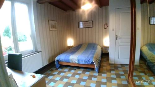 - une chambre avec un lit, 2 fenêtres et un miroir dans l'établissement Le moulin de Cohem, à Blaringhem