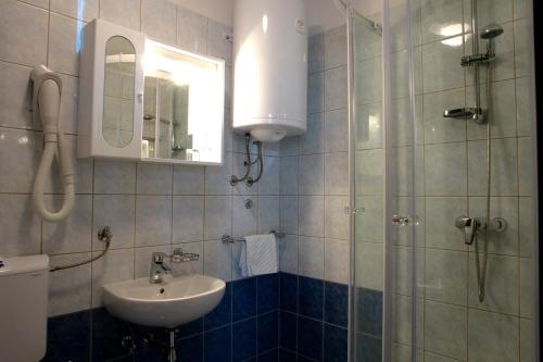 Vonios kambarys apgyvendinimo įstaigoje Apartments Hostin Garoful Duga Uvala