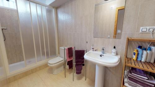 uma casa de banho com um lavatório, um WC e um chuveiro em Townhouse Don Pueblo Gran Alacant em Gran Alacant