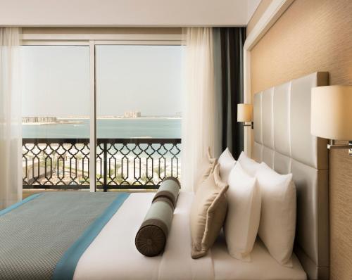 Una cama o camas en una habitación de Rixos Bab Al Bahr - Ultra All Inclusive