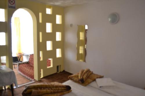 En eller flere senge i et værelse på Villa Milcov