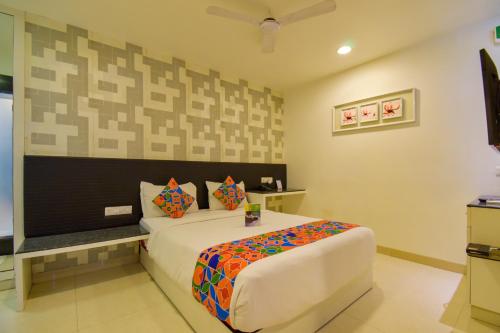 Giường trong phòng chung tại FabHotel Mansingh Begum Bazar Road