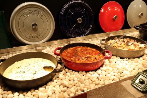 a stove with two pans of food on top of beans at Heiseikan Shiosaitei Hanatsuki in Hakodate