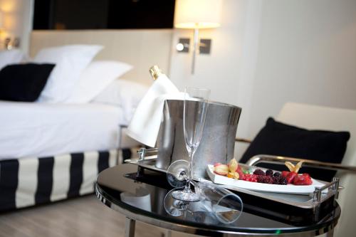 a tray of fruit on a table in a hotel room at Hotel Maydrit Airport in Madrid