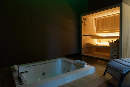 eine Badewanne in einem Zimmer mit Fenster in der Unterkunft Tenuta Albertini in Zevio
