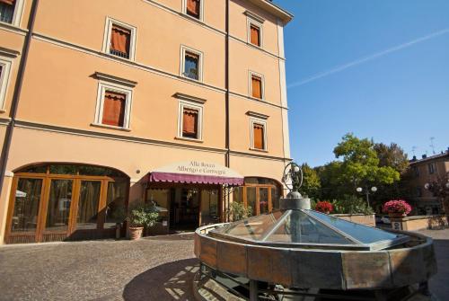 un edificio con una fuente frente a un edificio en Alla Rocca Hotel Conference & Restaurant, en Bazzano Bologna