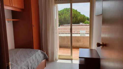 ein Schlafzimmer mit Bett und Blick auf einen Balkon in der Unterkunft Casa Sant Antoni Maria Claret in Cambrils
