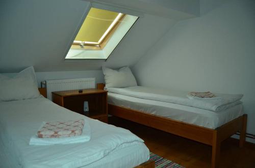 - une chambre avec 2 lits et une lucarne dans l'établissement Csengettyűs, à Siculeni