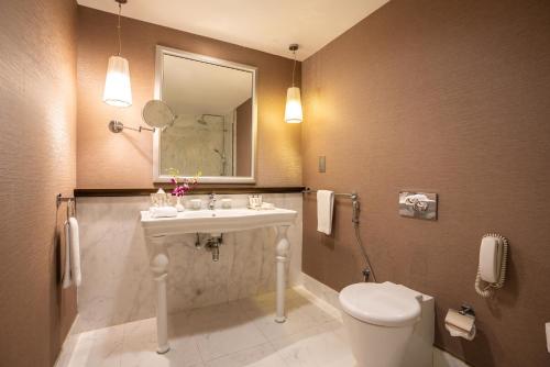 Un baño de Rixos Bab Al Bahr - Ultra All Inclusive