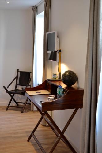 a living room with a desk and a chair at 5 Chambres en Ville in Clermont-Ferrand