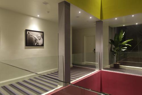 Cette chambre est dotée d'un escalier en verre avec une peinture murale. dans l'établissement I am Jazz Hotel, à Johor Bahru