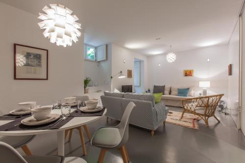 Renovated Apart with Private Courtyard, By TimeCooler