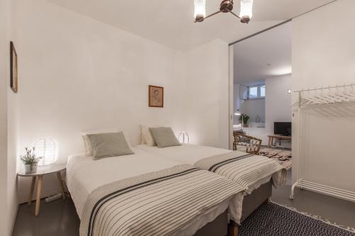 Renovated Apart with Private Courtyard, By TimeCooler