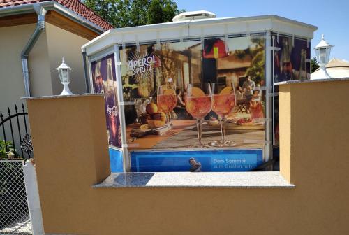 a display window of a store with wine glasses at Fehérló Vendégház & Restaurant in Bük