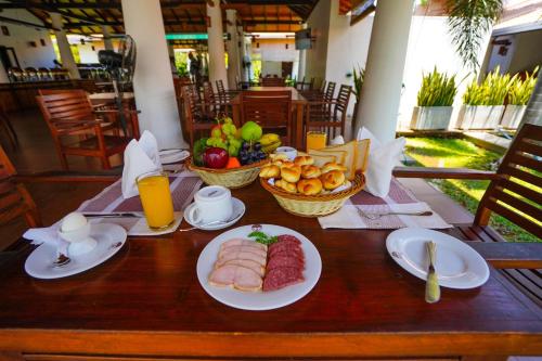 Comida en o cerca de este hotel