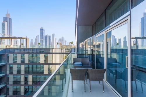 balkon z 2 krzesłami i stołem w budynku w obiekcie Largest 2BR Family Suite w Maid's Room, City Walk w Dubaju