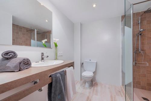 a bathroom with a sink and a toilet and a shower at Apartamento Bressol D in Port de Pollensa