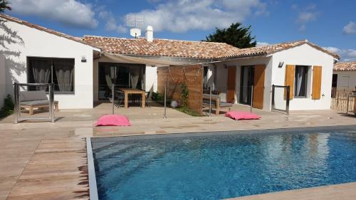 une villa avec piscine devant une maison dans l'établissement Rélocation vacances de la cote sauvage, à Saint-Clément-des-Baleines