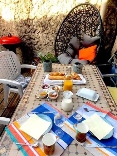 - une table de pique-nique avec de la nourriture et des boissons dans l'établissement Guesthouse, à Canet