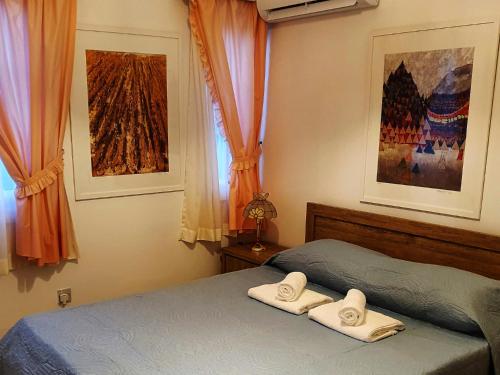 sypialnia z łóżkiem z dwoma ręcznikami w obiekcie EasyStay Two Bedroom Apartment w Larnace