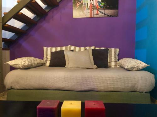 1 dormitorio con 1 cama con pared morada en Excelente Loft en la mejor zona de Palermo en Buenos Aires