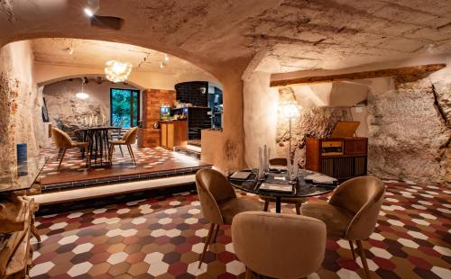 a living room with a table and chairs and a kitchen at El Palauet del Priorat in Cornudella