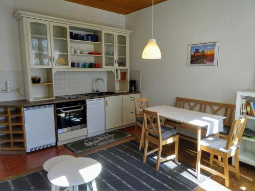 uma cozinha com uma mesa e uma mesa e cadeiras em Piratennest em Sankt Peter-Ording