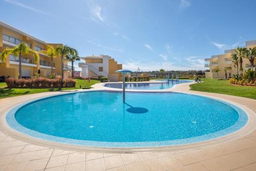 une grande piscine dans un complexe dans l'établissement Albufeira Marina Gold, à Albufeira