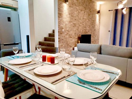 Χώρος καθιστικού στο Luxury Westwood Apartment+pool