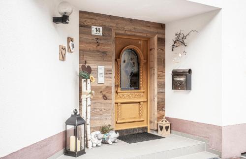 a wooden front door of a house with two teddy bears at apart.pitztal in Arzl im Pitztal