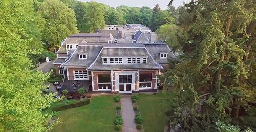 an aerial view of a large house at Hotel Ernst Sillem Hoeve in Den Dolder