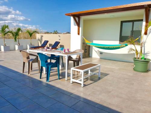 Μπαλκόνι ή βεράντα στο Luxury Westwood Apartment+pool