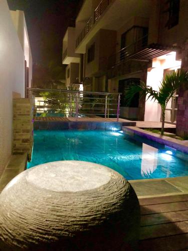 Πισίνα στο ή κοντά στο Luxury Westwood Apartment+pool