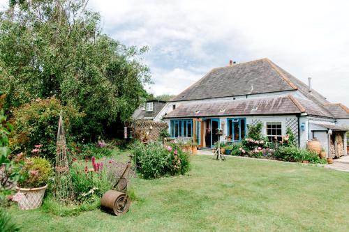 a house with a garden in front of it at Cosy Cottage ground floor bedroom ensuite with private entrance in Chichester