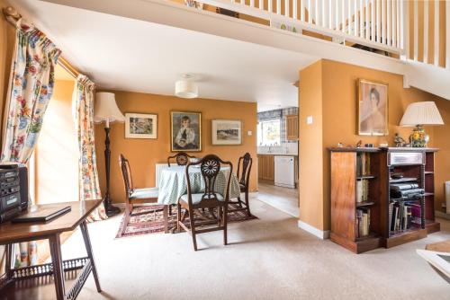 une salle à manger avec une table et des chaises dans une pièce dans l'établissement Unique cosy cottage with stunning gardens, à Musselburgh