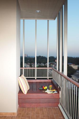 Un balcón o terraza en Long Beach Cha-Am Hotel