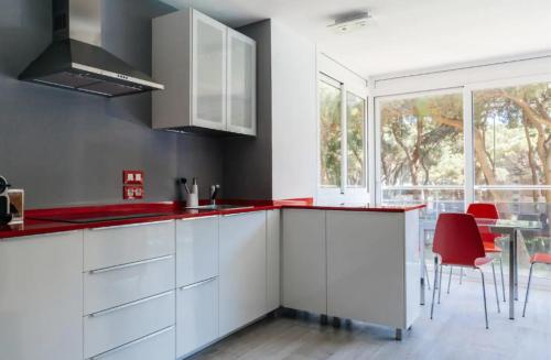 Virtuvė arba virtuvėlė apgyvendinimo įstaigoje Pine Paradise by Seasidehomes