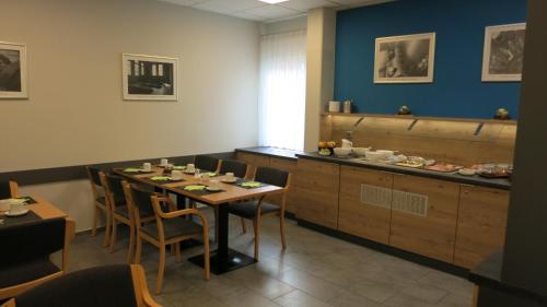 a dining room with a table and chairs and a counter at Boardingroom in Filderstadt