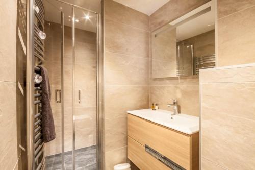 莫爾濟訥的住宿－JOUX PLANE A 202，一间带水槽和淋浴的浴室