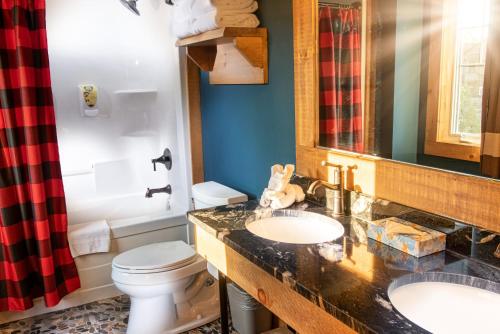 a bathroom with two sinks and a toilet at Great Wolf Lodge Waterpark Resort in Niagara Falls
