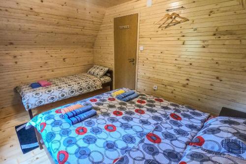 Habitación con 2 camas en una cabaña de madera en Small Montenegro, en Žabljak